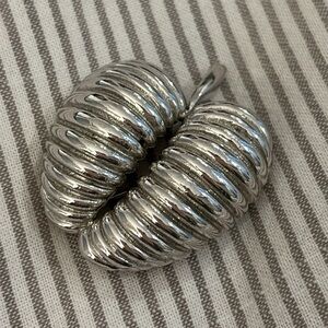 Vintage ribbed dome brooch pin leaf shaped Silver toned brooch hat pin